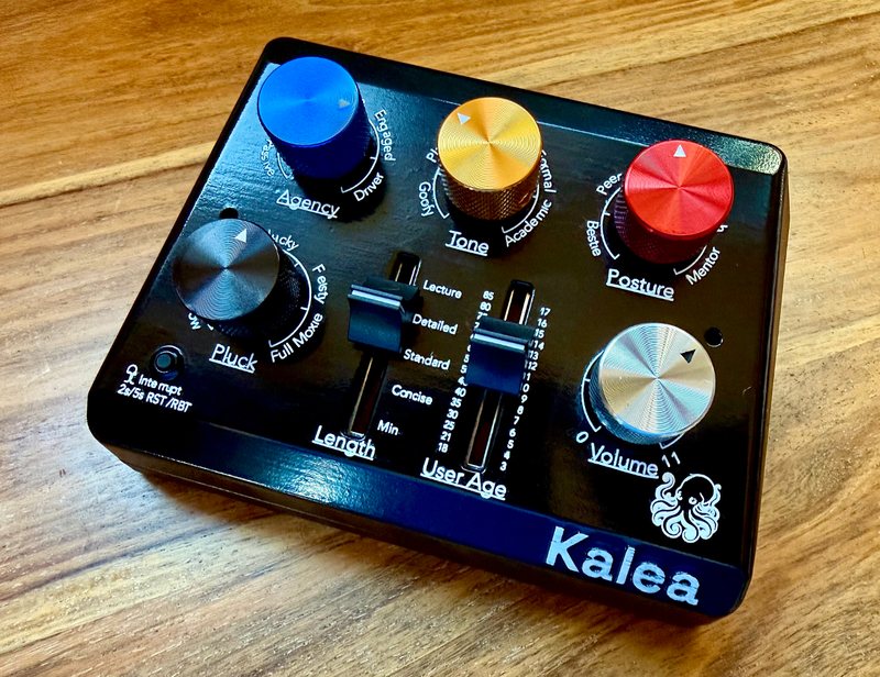 Kalea Pro in black on a wooden table